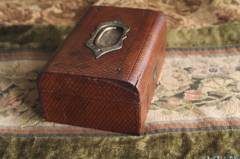 花のエングレービング　レザージュエリーボックス　イギリス アンティークストリュフ