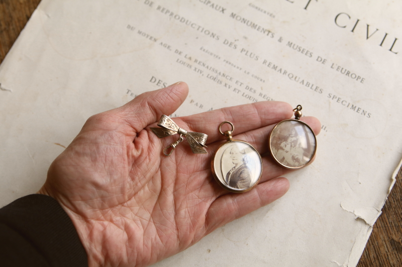 ウォッチリボンブローチ　フォトフレームチャーム イギリス　アンティークストリュフ