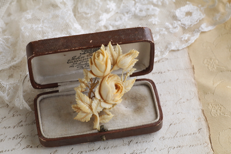 薔薇と勿忘草アイボリーブローチ　象牙　フランス アンティークストリュフ