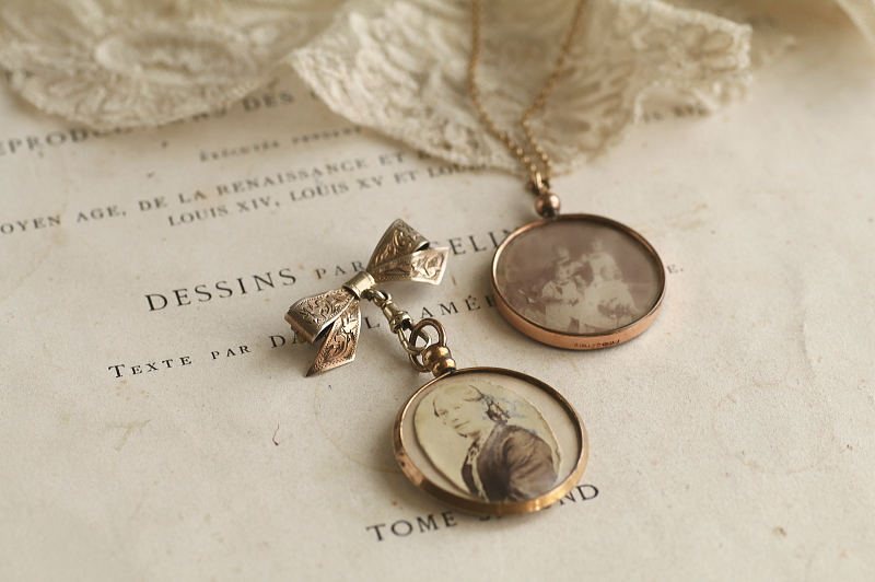 ウォッチリボンブローチ　フォトフレームチャーム イギリス　アンティークストリュフ
