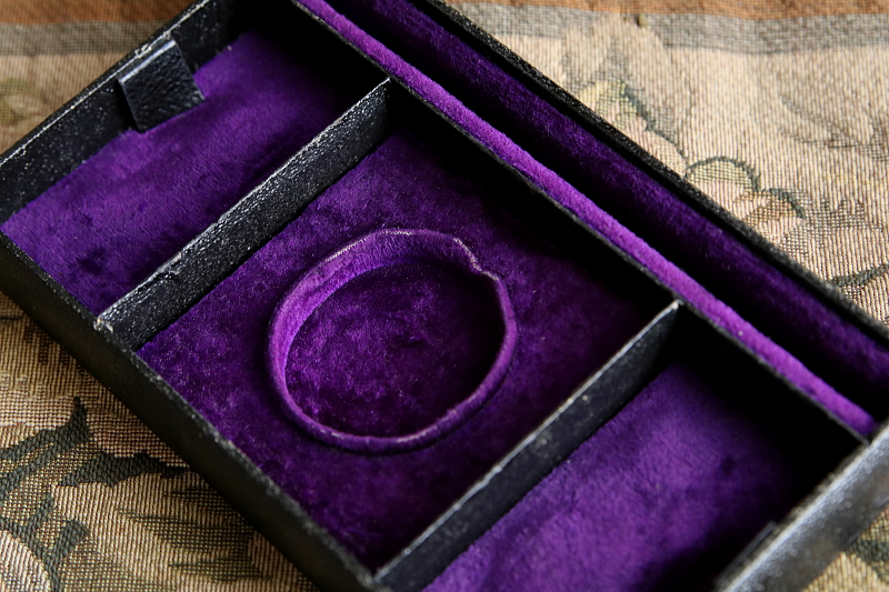 花のエングレービング　レザージュエリーボックス　イギリス アンティークストリュフ