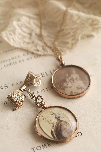 ウォッチリボンブローチ　フォトフレームチャーム イギリス　アンティークストリュフ