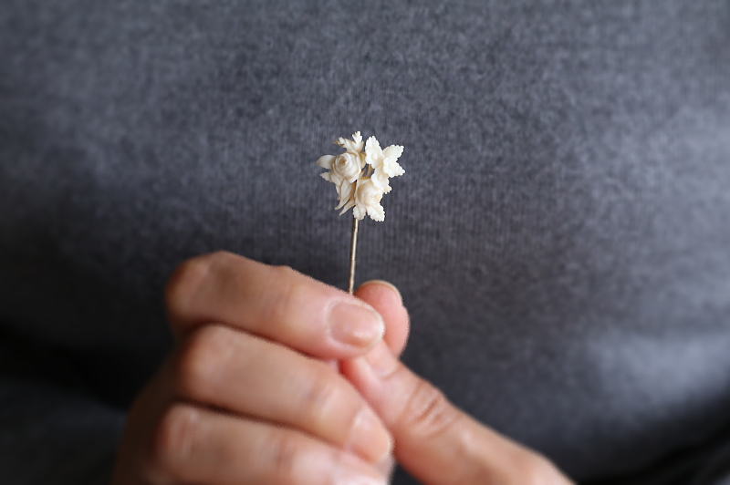 カーブドボーンピンブローチ　薔薇と勿忘草　ヨーロッパ アンティークストリュフ