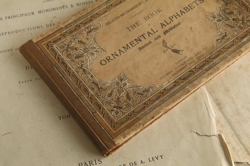 アルファベットの図案集　the book ornamental alphabets イギリス アンティークストリュフ