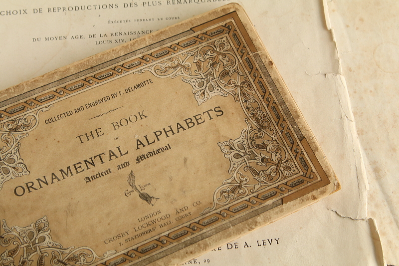 アルファベットの図案集　the book ornamental alphabets イギリス アンティークストリュフ