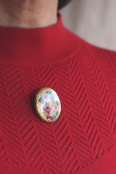 薔薇のポーセリンブローチ　ヨーロッパ アンティークストリュフ