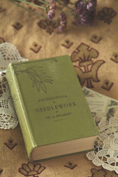 DMCの刺繍百科 ENCYCLOPEDIA　OF NEEDLEWORK　英語版　フランス　アンティークストリュフ 20240425