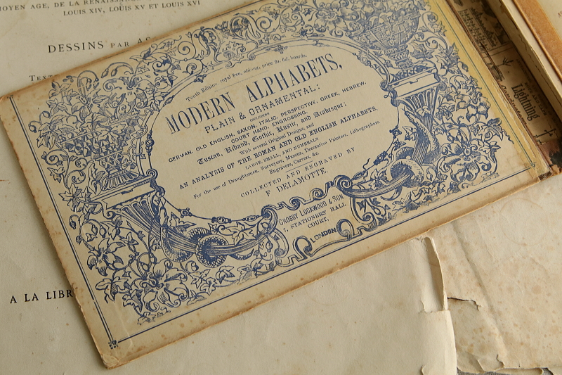 アルファベットの図案集　the book ornamental alphabets イギリス アンティークストリュフ