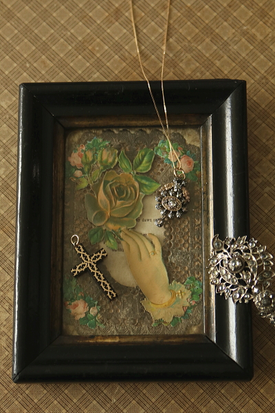 ヴィクトリアングリーティングカードフレーム　バラを持つ貴婦人の手 アンティークストリュフ