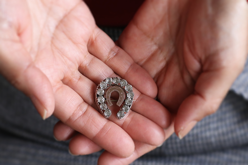 ペースト&ゴールド　ホースシューシルバーブローチ　イギリス アンティークストリュフ