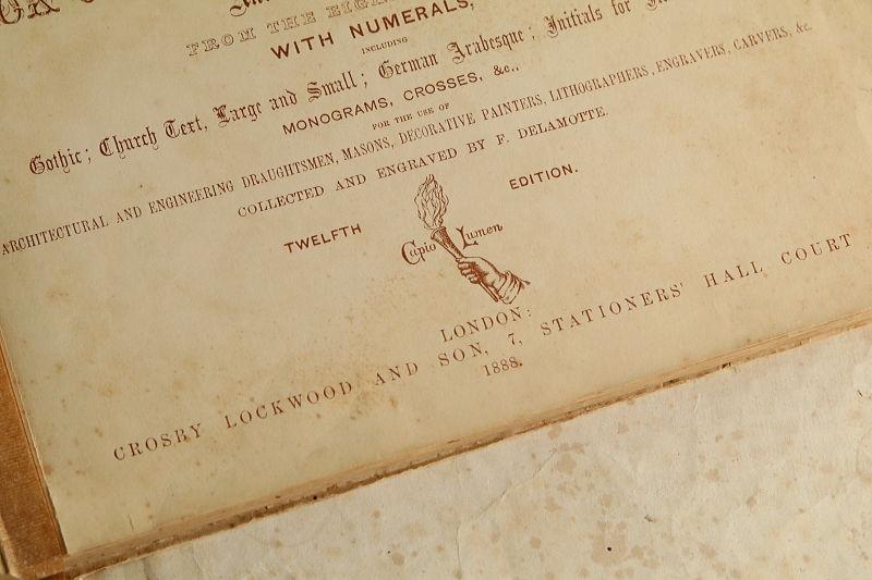 アルファベットの図案集　the book ornamental alphabets イギリス アンティークストリュフ