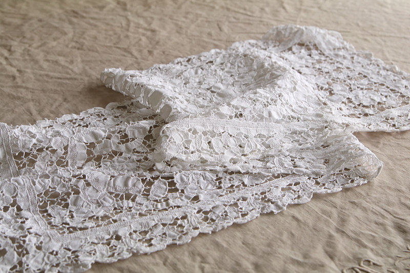 ニードルレーステーブルランナー　花唐草　アンティークストリュフ