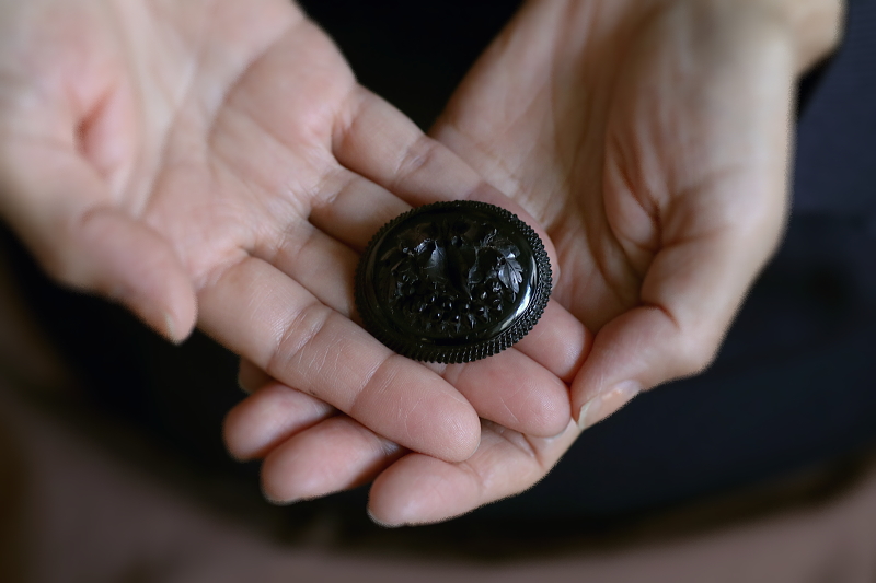 薔薇のジェットブローチ　イギリス　ヴィクトリアン アンティークストリュフ