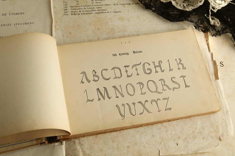 アルファベットの図案集　the book ornamental alphabets イギリス アンティークストリュフ