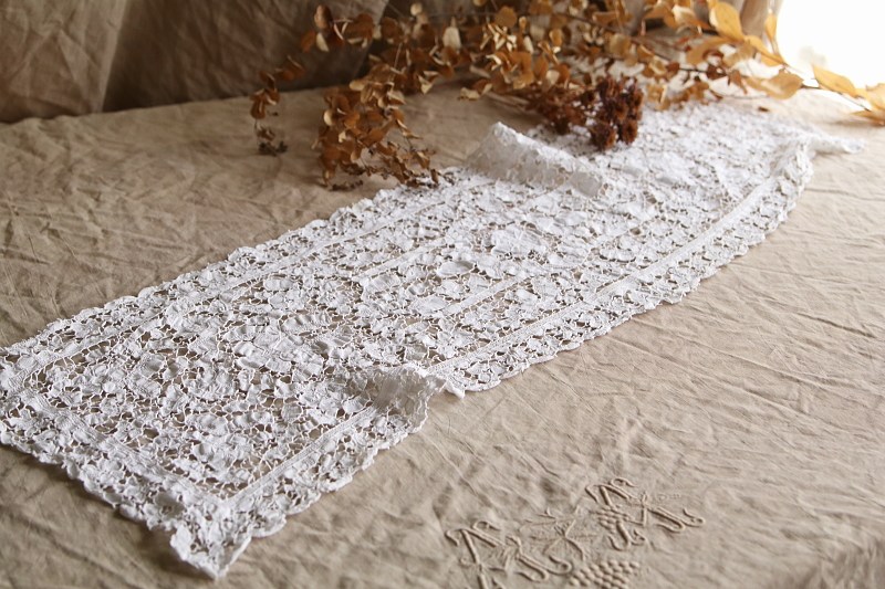 ニードルレーステーブルランナー　花唐草　アンティークストリュフ