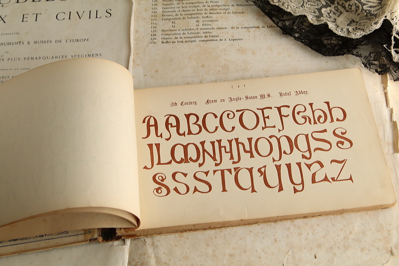 アルファベットの図案集　the book ornamental alphabets イギリス アンティークストリュフ