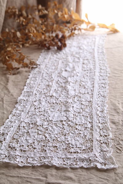 ニードルレーステーブルランナー　花唐草　アンティークストリュフ