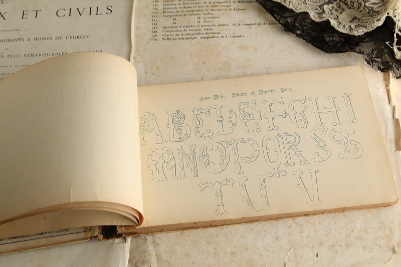 アルファベットの図案集　the book ornamental alphabets イギリス アンティークストリュフ