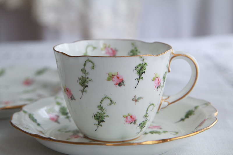 手描きの小薔薇のティートリオ　ロイヤルクラウンダービー　royalcrownderby イギリス　アンティークストリュフ