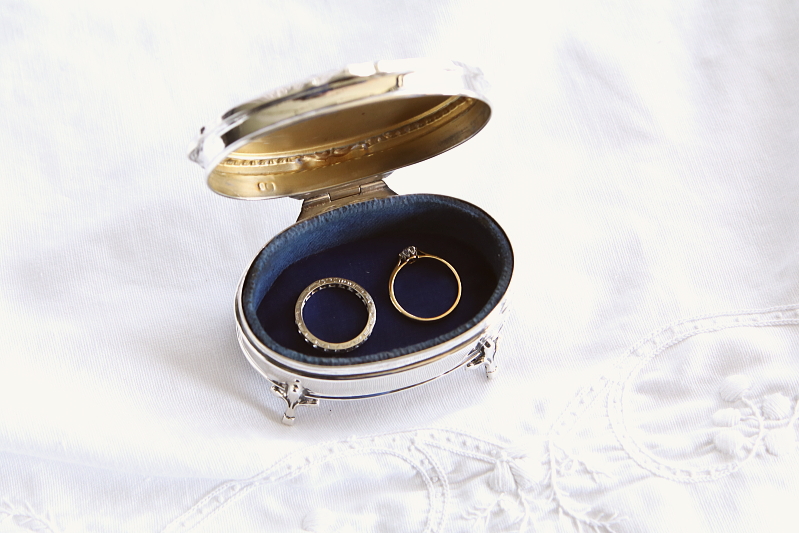 モノグラムのシルバージュエリーボックス　イギリス アンティークストリュフ