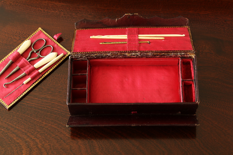 革表紙の裁縫セット　Lady's Companion　イギリス アンティークストリュフ