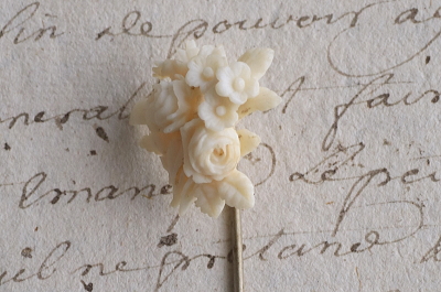 カーブドボーンピンブローチ　薔薇と勿忘草　ヨーロッパ アンティークストリュフ
