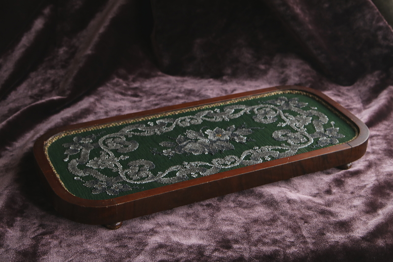 ビーズワークと刺繍の木製ステージ　フランス アンティークストリュフ