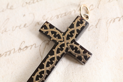 ピクウェのクロスペンダント　荊の金象嵌　イギリス アンティークストリュフ