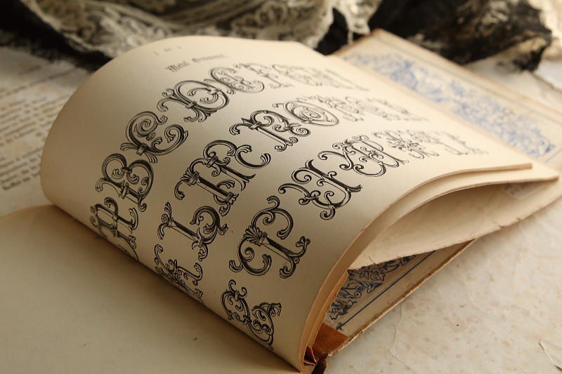 アルファベットの図案集　the book ornamental alphabets イギリス アンティークストリュフ
