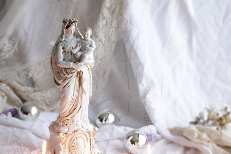 アンティーク聖母子像　マリア　幼子イエス　金彩白磁ポーセリン　ヴューパリ　ブリュッセル　カトリック教会　フランス