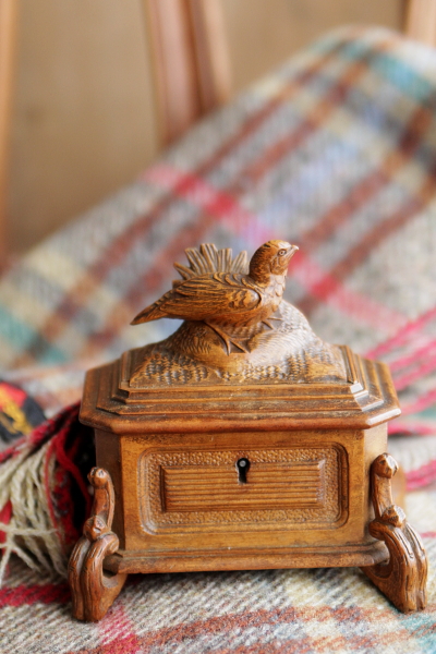 アンティークジュエリーケース　木彫　小鳥　ドイツ　ブラックフォレスト