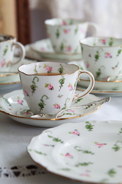 手描きの小薔薇のティートリオ　ロイヤルクラウンダービー　royalcrownderby イギリス　アンティークストリュフ 20250415