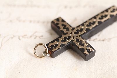 ピクウェのクロスペンダント　荊の金象嵌　イギリス アンティークストリュフ