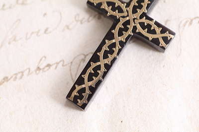 ピクウェのクロスペンダント　荊の金象嵌　イギリス アンティークストリュフ