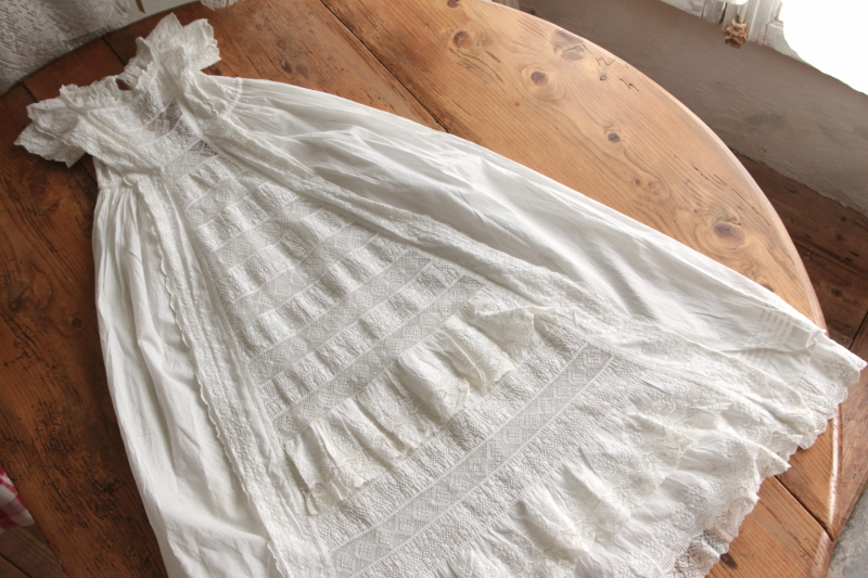 アンティークベビードレス　クリスニングドレス　ヴィクトリアンアンティーク　刺繍　レース　ローンドレス　イギリス