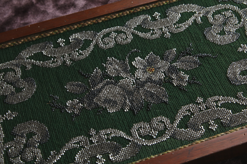 ビーズワークと刺繍の木製ステージ　フランス アンティークストリュフ