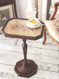 アンティークコーヒーテーブル　サイドテーブル　イギリス　マホガニー　プティポワン　ニードルポイント　薔薇