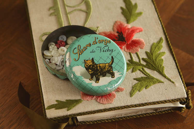 猫のキャンディー缶 Vichy au petit chat フランス アンティークストリュフ