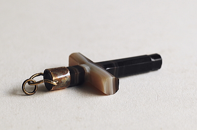 ヴォクとリアンアゲートクロスペンダント イギリス アンティークストリュフ